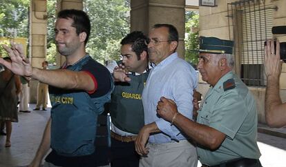 La Guardia Civil traslada a Rafael González, empresario de Fitonovo, ante la juez Mercedes Alaya el pasado julio.