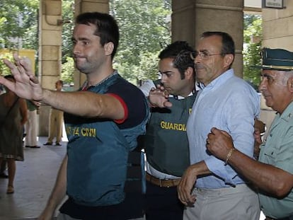 La Guardia Civil traslada a Rafael Gonz&aacute;lez, empresario de Fitonovo, ante la juez Mercedes Alaya el pasado julio. 
