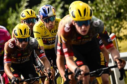 Roglic, a la izquierda, y Van Aert, de amarillo, junto a otros corredores del Jumbo, en la etapa del domingo.