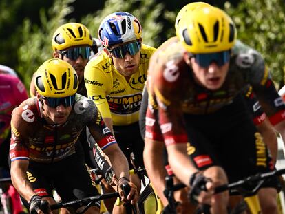 Roglic, a la izquierda, y Van Aert, de amarillo, junto a otros corredores del Jumbo, en la etapa del domingo.