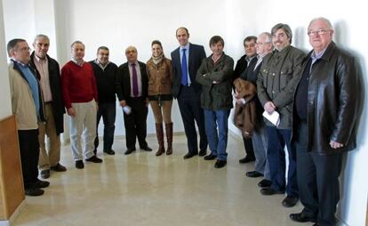 Hombrados, de traje, con los presidentes de las federaciones territoriales.