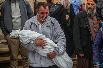 Un hombre llora mientras sostiene en sus brazos el cadáver de un niño asesinado durante el ataque israelí, este miércoles en Jan Yunis.