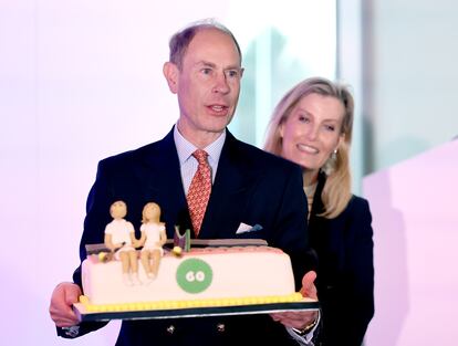El príncipe Eduardo con su mujer, Sophie Rhys-Jones, recibiendo una tarta por su 60º cumpleaños, el 8 de marzo de 2024 en Leeds (Inglaterra).