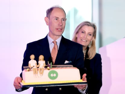 El príncipe Eduardo con su mujer, Sophie Rhys-Jones, recibiendo una tarta por su 60º cumpleaños, el 8 de marzo de 2024 en Leeds (Inglaterra).