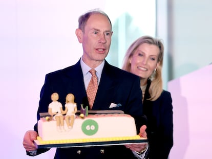 El príncipe Eduardo con su mujer, Sophie Rhys-Jones, recibiendo una tarta por su 60º cumpleaños, el 8 de marzo de 2024 en Leeds (Inglaterra).