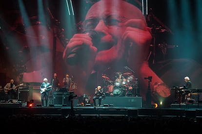 Phil Collins (centro, y en la pantalla),Tony Banks, Mike Rutherford,Daryl Stuermer y Nicholas Collins durante un concierto de Genesis el 17 de marzo en Nanterre, Francia.
