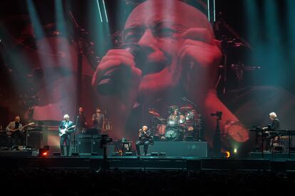 Phil Collins (centro, y en la pantalla),Tony Banks, Mike Rutherford,Daryl Stuermer y Nicholas Collins durante un concierto de Genesis el 17 de marzo en Nanterre, Francia.