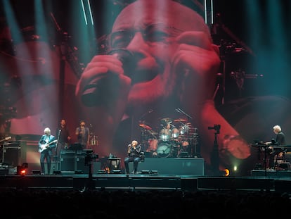 Phil Collins (centro, y en la pantalla),Tony Banks, Mike Rutherford,Daryl Stuermer y Nicholas Collins durante un concierto de Genesis el 17 de marzo en Nanterre, Francia.
