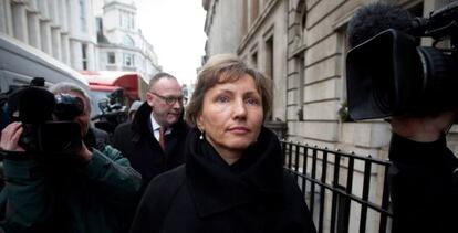 Marina Litvinenko, viuda del exesp&iacute;a ruso envenenado, entra a la audiencia.
