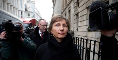 Marina Litvinenko, viuda del exespía ruso envenenado, entra a la audiencia.