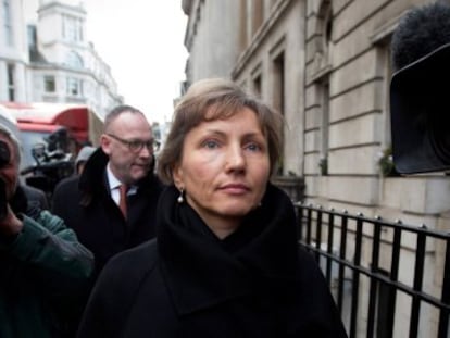 Marina Litvinenko, viuda del exesp&iacute;a ruso envenenado, entra a la audiencia.