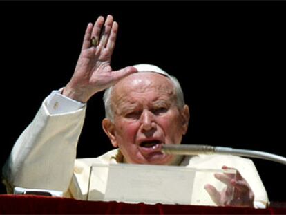 Juan Pablo II, ayer, asomado a una ventana del Palacio Pontificio en Ciudad del Vaticano.