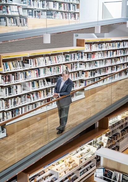 Luis Partida Brunete, alcalde de Villanueva de la Cañada (Madrid), en la biblioteca pública Fernando Lázaro Carreter.
