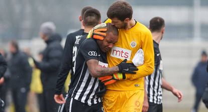 Everton Luiz &eacute; confortado pelo goleiro Kljajic.