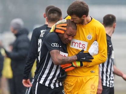 Everton Luiz &eacute; confortado pelo goleiro Kljajic.