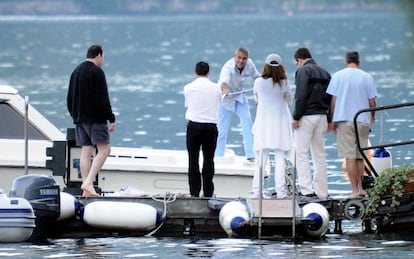 George Clooney y unos amigos en Lago Como, en una imagen de archivo de 2009.