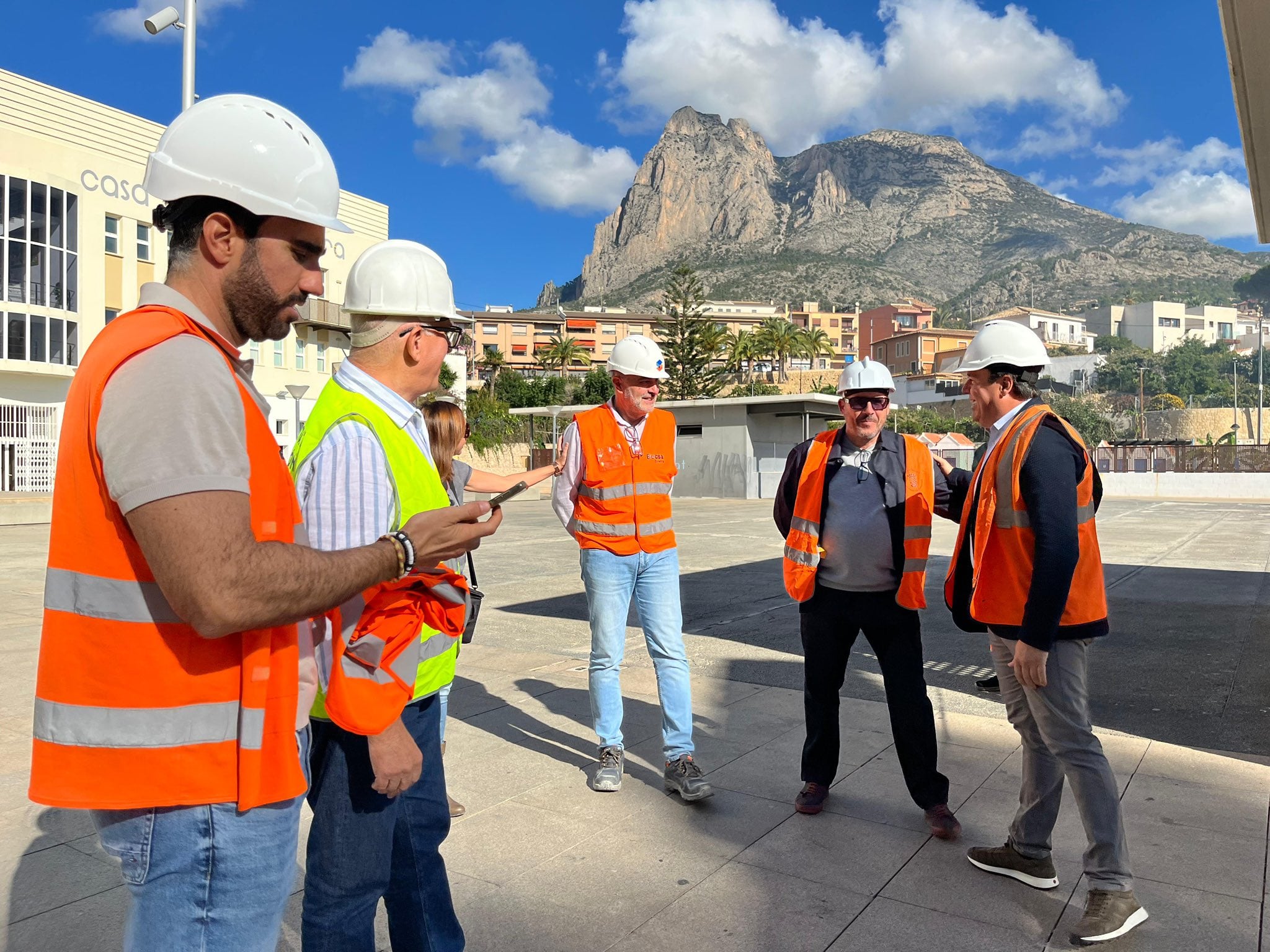 Juan Francisco Pérez Llorca, a la derecha, en una visita a las obras de elevador de Finestrat. Al fondo, la montaña del Puig Campana, en una imagen municipal compartida en la cuenta de X del alcalde.