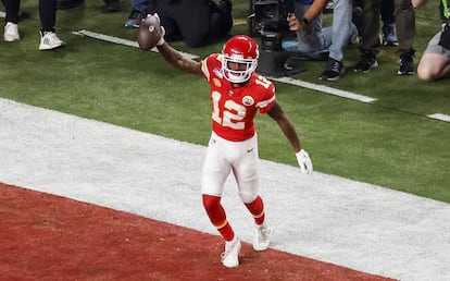 Mecole Hardman Jr. festeja la anotación de los Kansas City Chiefs.
