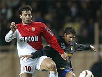 Morientes disputa el balón con Edmilson.