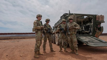 Miembros del Ejército de Estados Unidos, el 3 de abril de 2025, en Arizona.