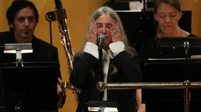 Patti Smith, emocionada em sua atuação na entrega dos prêmios Nobel.