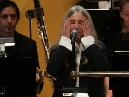 Patti Smith, emocionada em sua atuação na entrega dos prêmios Nobel.