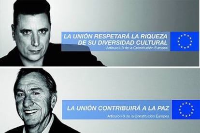 El cantante Loquillo y el ex futbolista Johan Cruyff, en los anuncios presentados por el Gobierno para fomentar la participación en el referéndum de la Constitución europea.