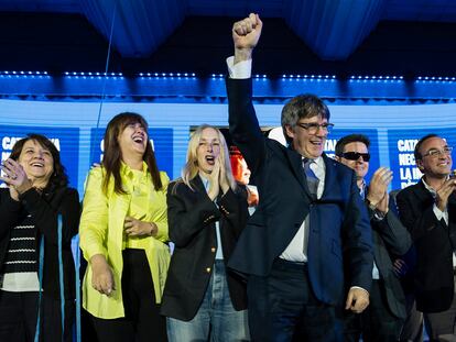 Carles Puigdemont y, a su derecha, Anna Navarro, Laurà Borràs y Anna Erra.