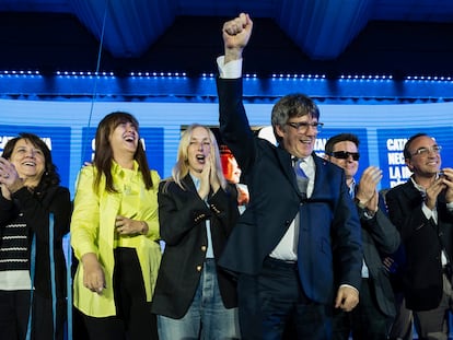 Carles Puigdemont y, a su derecha, Anna Navarro, Laurà Borràs y Anna Erra.