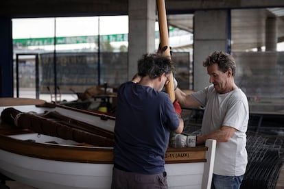 Miembros de la asociación Aixa con el bote auxiliar 'Kate'.
