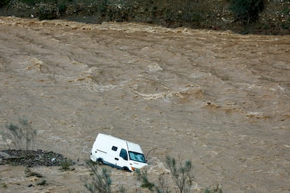 Una furgoneta es arrastrada por el río Campanillas a su paso por Almogía (Málaga). 