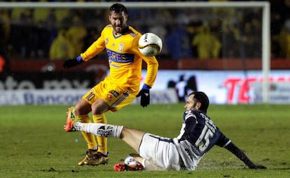 Gignac y Basanta disputan el balón.