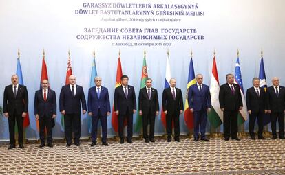 Vladímir Putin (el quinto por la derecha) en la cumbre de dirigentes de la Comunidad de Estados Idependientes en Ashjabad 2019