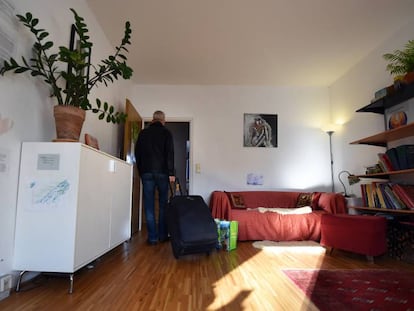 Una persona abandona el apartamento que alquiló a través de Airbnb.