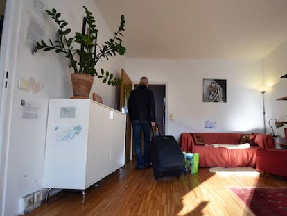 Una persona abandona el apartamento que alquiló a través de Airbnb, en Berlín en 2014.