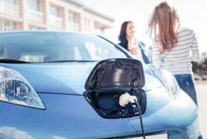 Un coche eléctrico en plena carga.