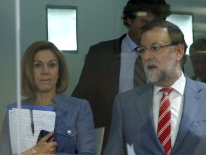 El presidente del Gobierno, Mariano Rajoy, junto a la secretaria general del PP, Mar&iacute;a Dolores de Cospedal, a su llegada a la rueda de prensa ofrecida tras la reuni&oacute;n del Comit&eacute; Ejecutivo Nacional del PP celebrada esta tarde en Madrid, para analizar los resultados de las elecciones auton&oacute;micas y locales. 