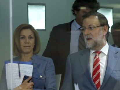 El presidente del Gobierno, Mariano Rajoy, junto a la secretaria general del PP, Mar&iacute;a Dolores de Cospedal, a su llegada a la rueda de prensa ofrecida tras la reuni&oacute;n del Comit&eacute; Ejecutivo Nacional del PP celebrada esta tarde en Madrid, para analizar los resultados de las elecciones auton&oacute;micas y locales. 