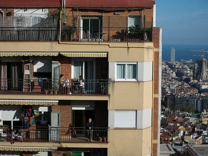 Els veïns, des dels balcons, estan a l'escolta de la ciutat confinada.