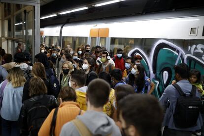 Usuarios de Cercanías se aglomeran frente a las escaleras de salida en la estación de Sants, este lunes.