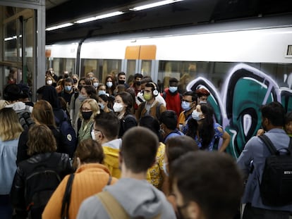 Usuarios de Cercanías se aglomeran frente a las escaleras de salida en la estación de Sants, este lunes.