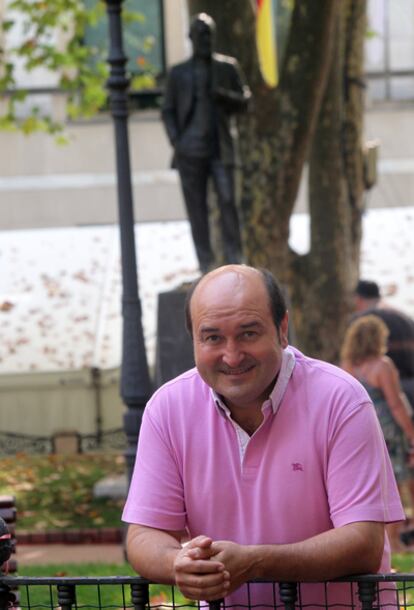 Ortuzar, en los Jardines de Albia, junto a la sede del PNV en Bilbao. Detrás, la estatua de Sabino Arana.