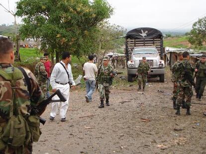 Policías y soldados colombianos patrullan las afueras de San Vicente del Caguán, en el sureño departamento de Caquetá, tras un atentado en marzo de 2019.