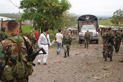 Policías y soldados colombianos patrullan las afueras de San Vicente del Caguán, en el sureño departamento de Caquetá, tras un atentado en marzo de 2019.