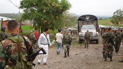 Policías y soldados colombianos patrullan las afueras de San Vicente del Caguán, en el sureño departamento de Caquetá, tras un atentado en marzo de 2019.