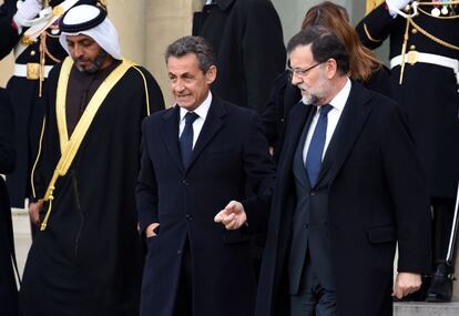 O ex-presidente francês Nicolas Sarkozy junto a Mariano Rajoy no palácio do Eliseu caminham para a manifestação contra o terrorismo em Paris.