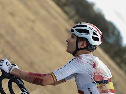 Carlos Rodríguez pedalea herido tras sufrir una caída en la pasada Vuelta.