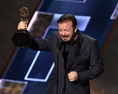 No, Ricky Gervais no se llevó ningún Emmy. Pero quería posar para la foto con su premio. Tiene dos como guionista por 'Extras' y 'The Office'.