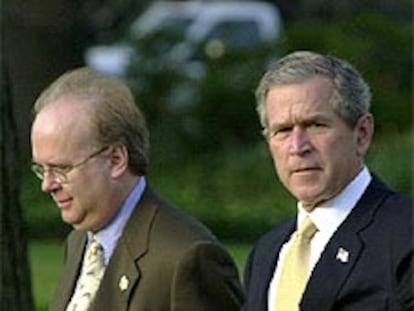 Karl Rove, junto a Bush en los jardines de la Casa Blanca, en una foto tomada en abril.