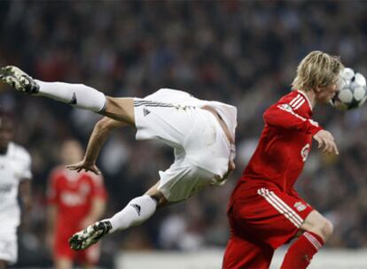 Pepe cae ante Fernando Torres en disputa por el balón.